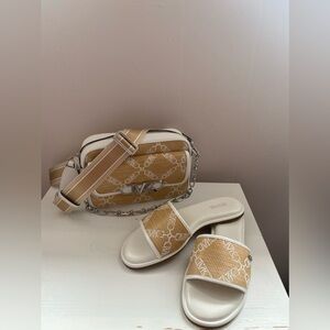 MICHAEL KORS
Saylor Empire Logo Jacquard
Straw Slide Sandal COLOR NAT/OPTICWHT